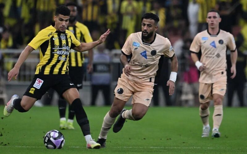 محامي هادئ.. من هو حكم مباراة الشباب والاتحاد في روشن ؟