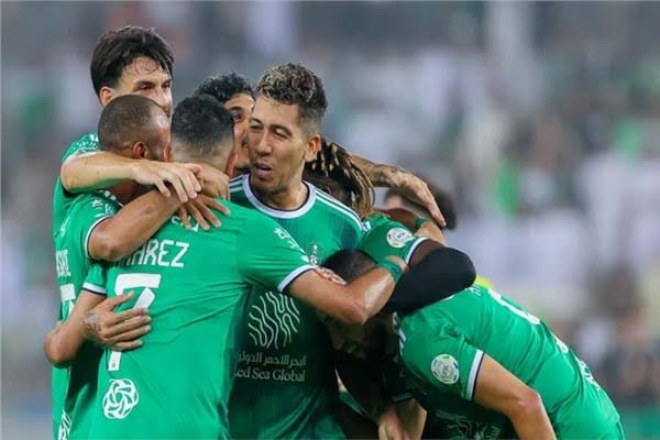 عملاق الدوري الإسباني يكشف حقيقة التعاقد مع نجم أهلي جدة