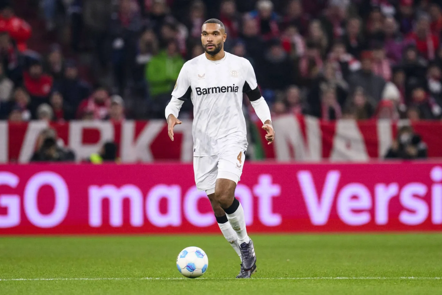 الألماني جوناثان تاه لاعب باير ليفركوزن